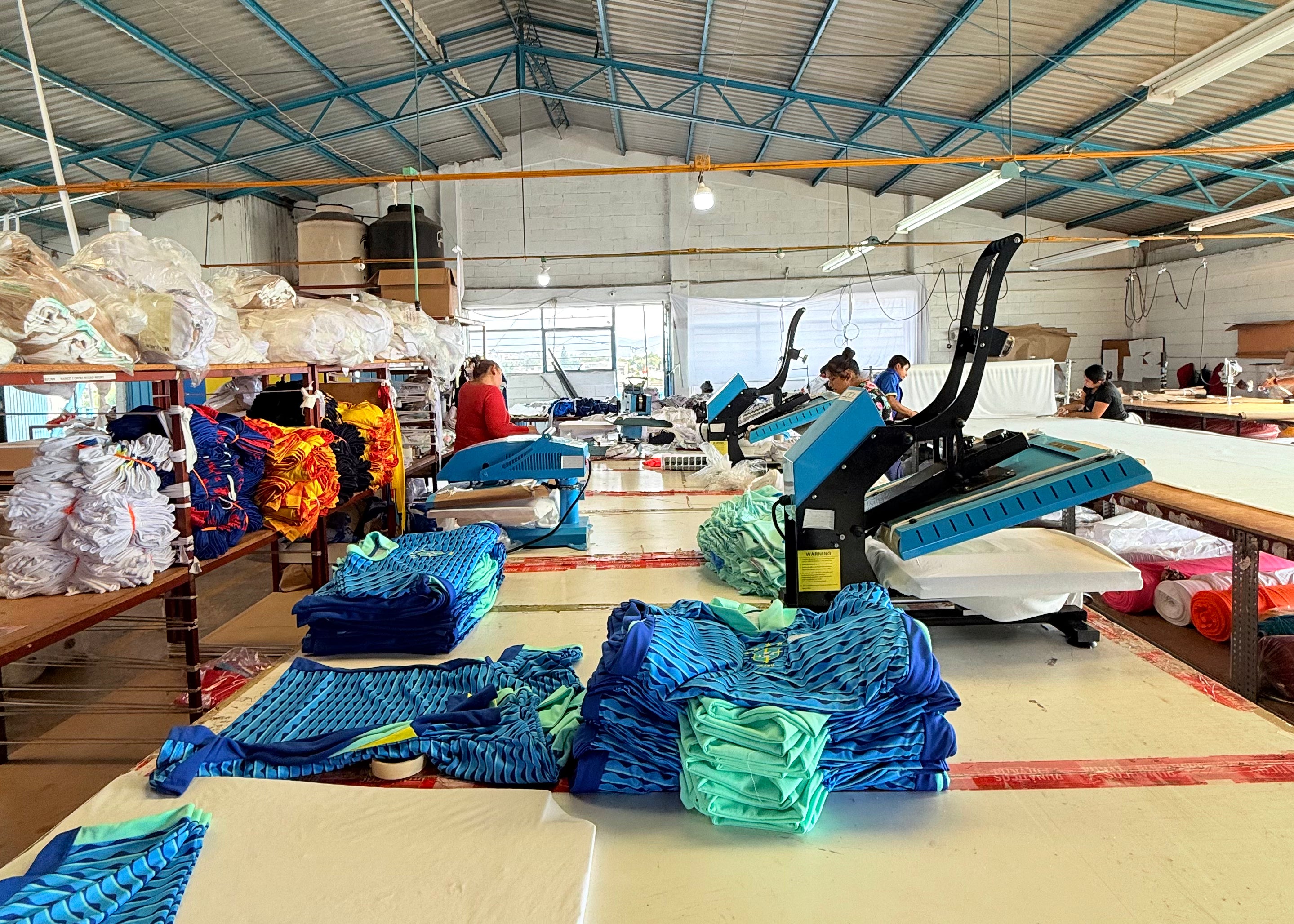 Fábrica de playeras sublimadas Dry Fit recicladas con maquinaria y producción en México.