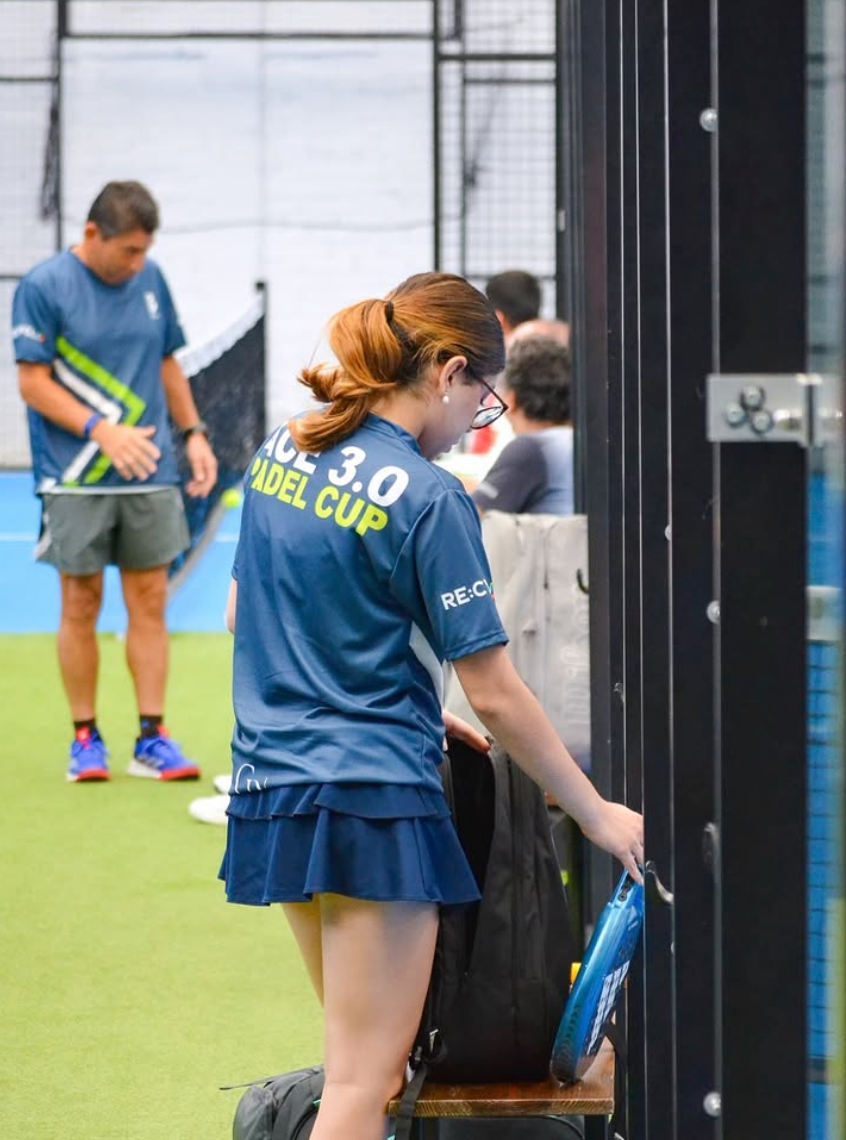 Jugadores de pádel vistiendo playeras sublimadas premium con impresión ecológica.