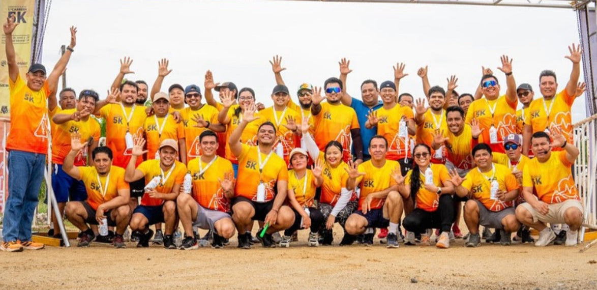 Maratón con playeras sublimadas personalizadas para participantes.