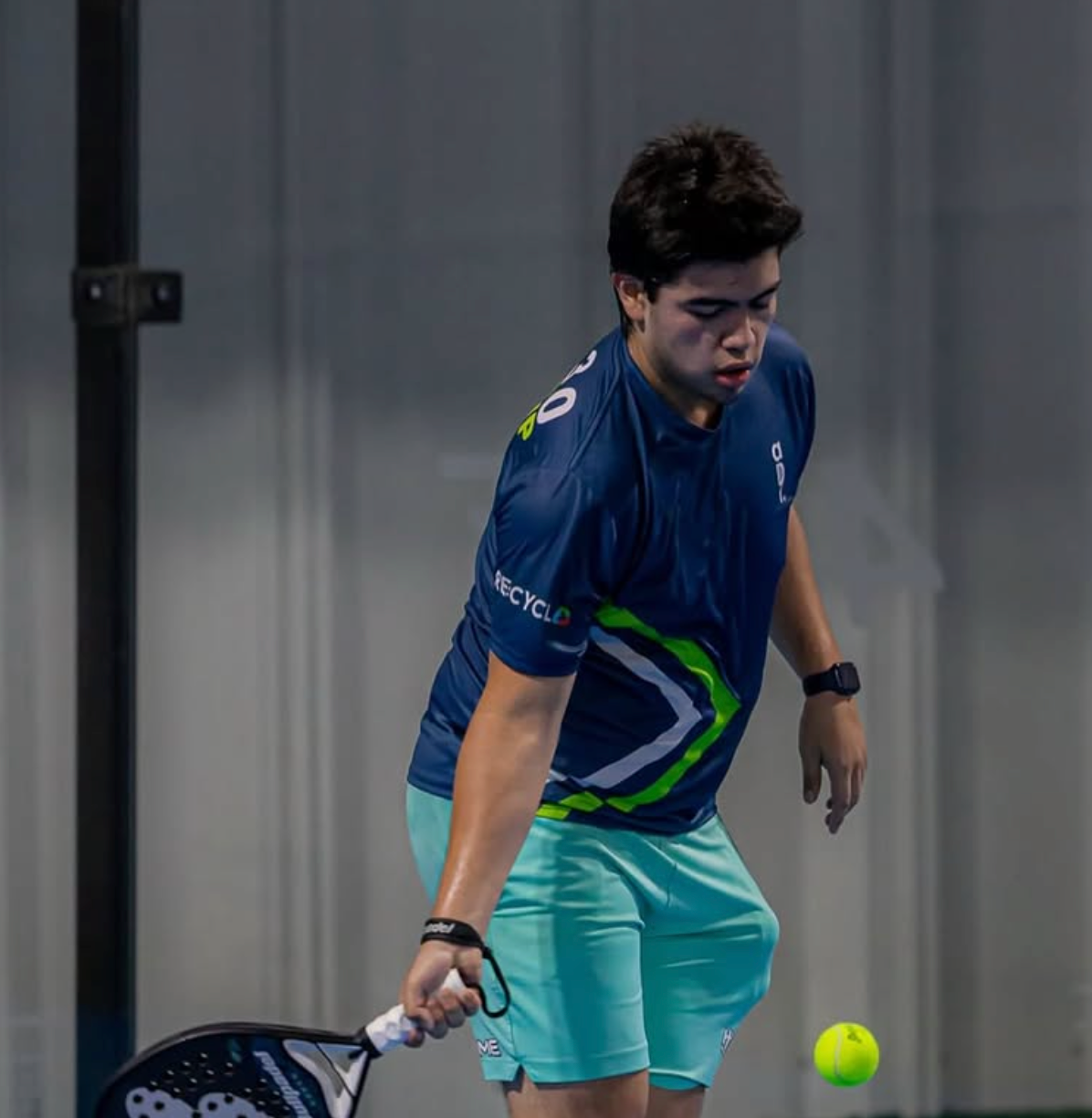 Uniformes de pádel con playeras sublimadas Dry Fit personalizadas para torneos.