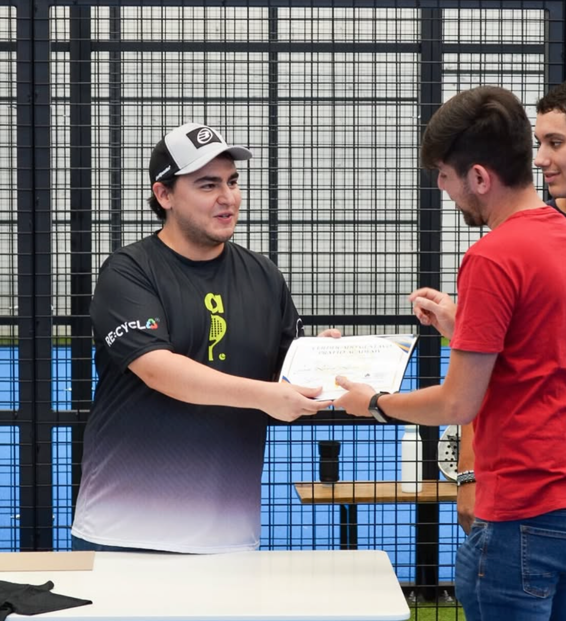 Persona en evento deportivo usando playera sublimada Dry Fit reciclada con impresión personalizada.