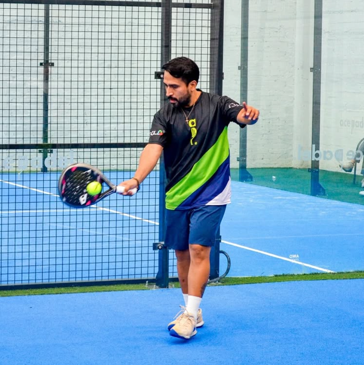 Proyecto de pádel con playeras sublimadas Dry Fit personalizadas para equipos.