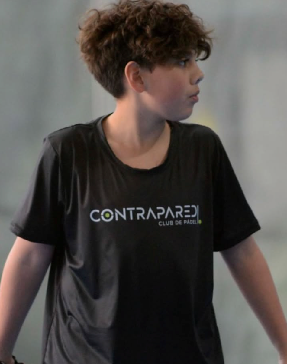 Torneo de pádel con playeras sublimadas personalizadas para jugadores.