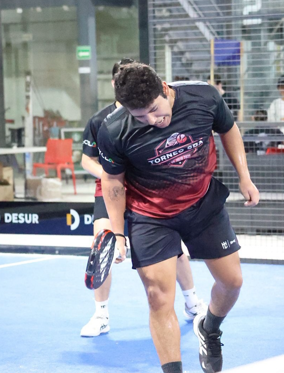 Uniformes de pádel confeccionados con playeras sublimadas ecológicas y resistentes.