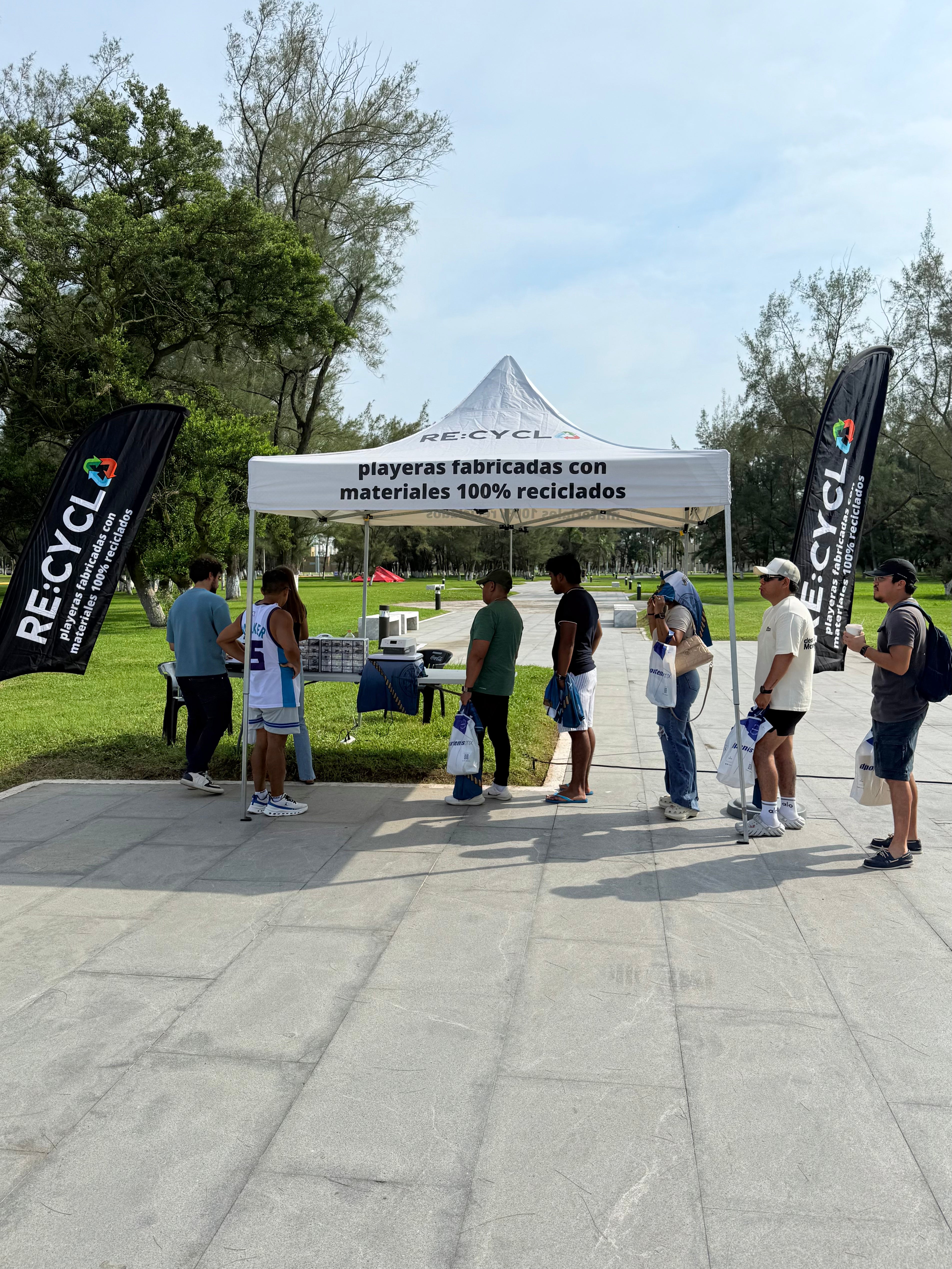 Cada playera está hecha de 10 botellas recicladas que, tras convertirse en hilo, dan vida a una prenda durable, cómoda y sustentable. 