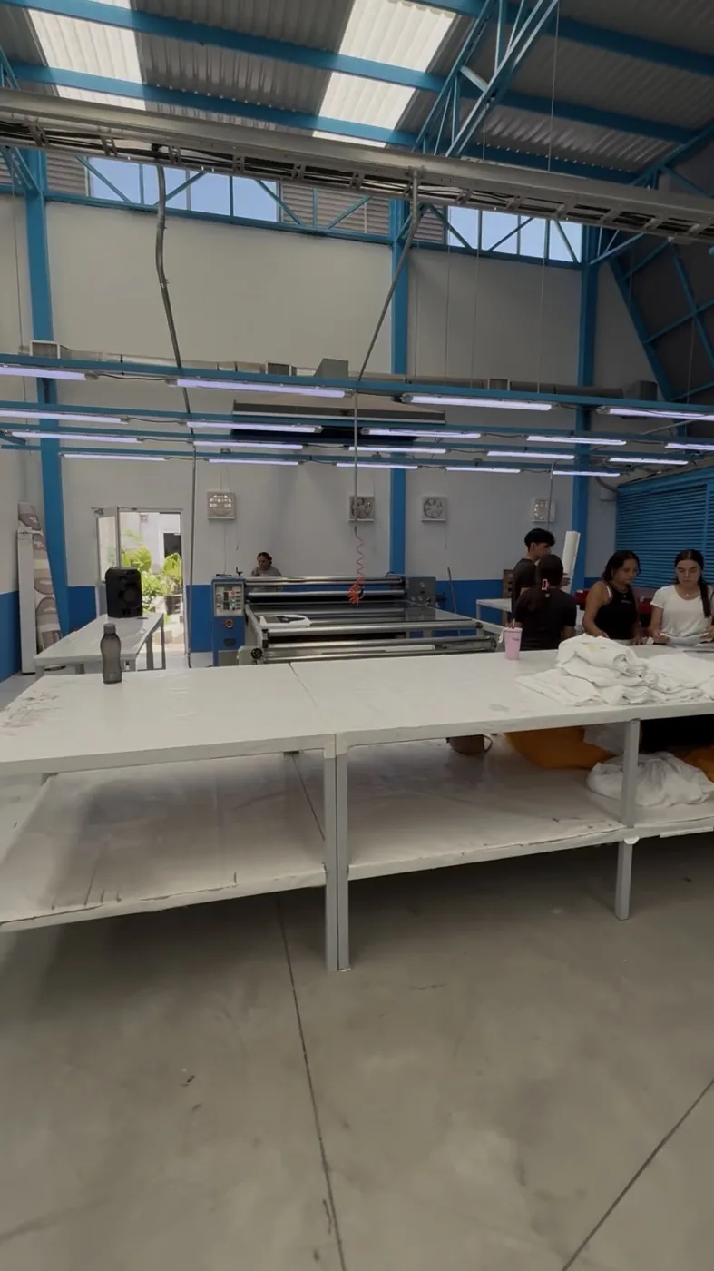 Nave de producción de Re:Cycla con mesas de corte de tela