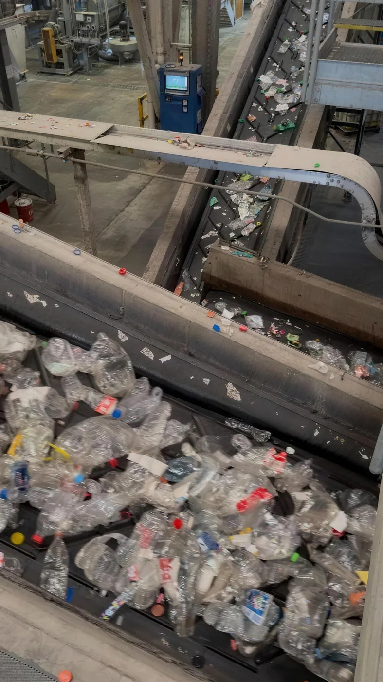 Botellas de PET en la planta de reciclaje antes de volverse hilo