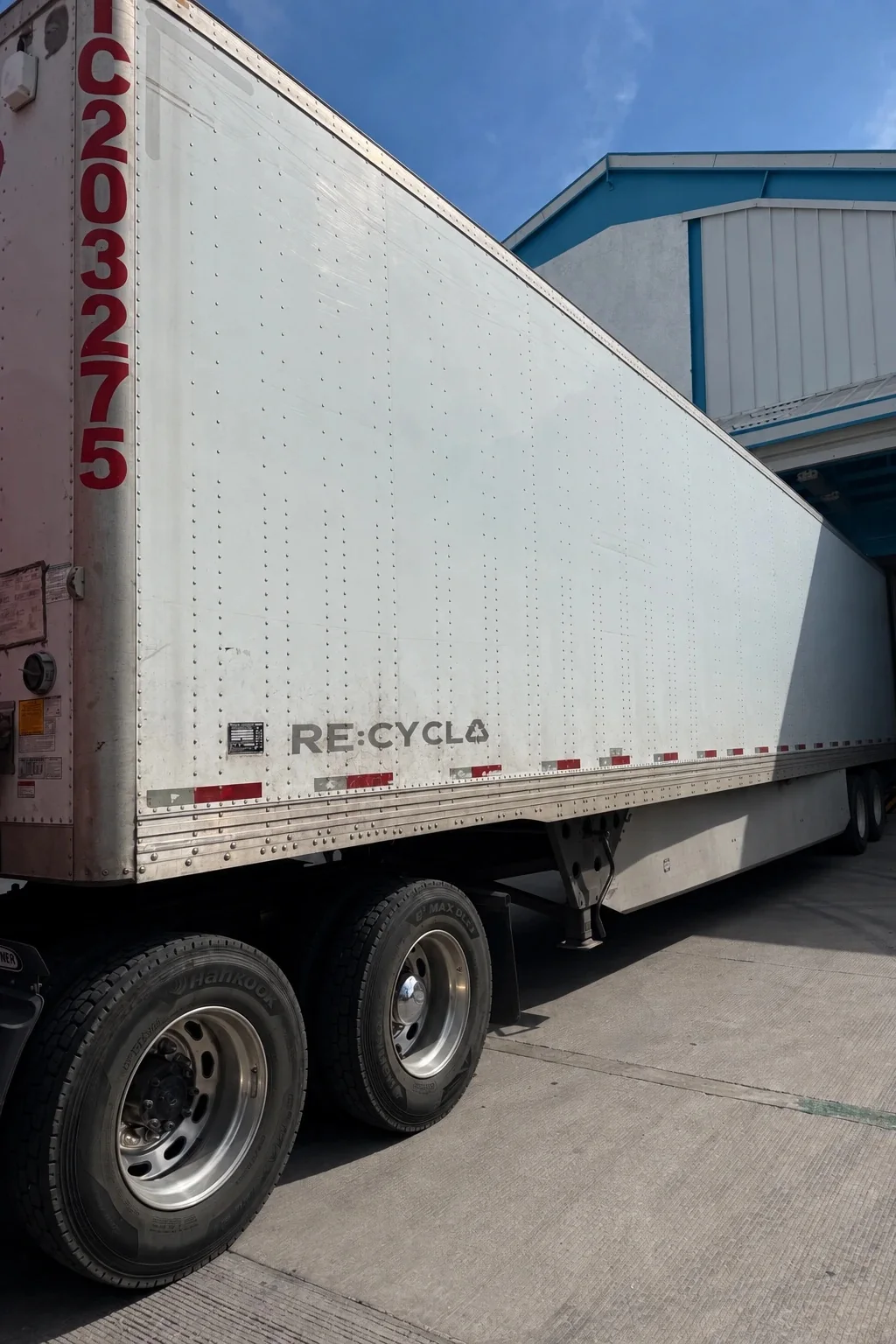 Caja de tráiler con el logotipo de Re:Cycla