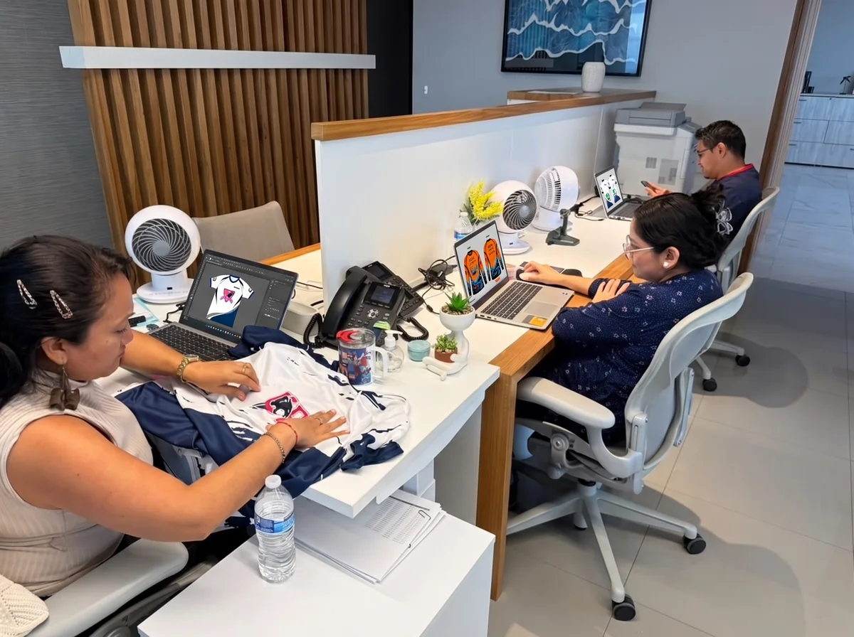 Diseñadoras de Re:Cycla editando el molde de impresión de una playera en la oficina